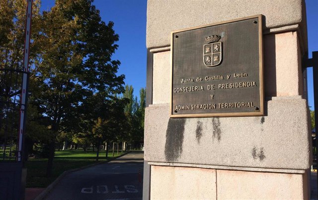 Entrada a la sede de la Junta de Castilla y León y la Consejería de la Presidencia.
