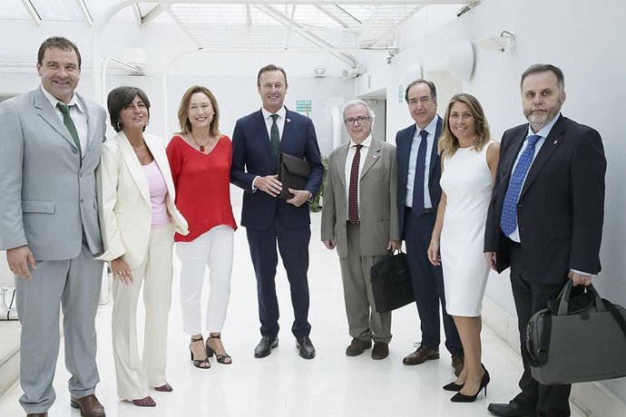 El consejro de Medio Rural, Guillermo Blanco, y su equipo