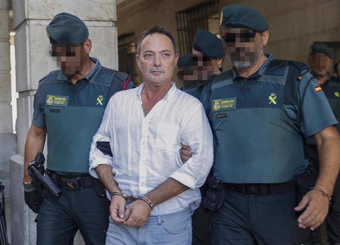 José Antonio Marín (c),  gerente de la empresa Magrudis, causante del brote de listeriosis, pasa a disposición judicial acusado de causar una intoxicación alimentaria y homicido imprudente.