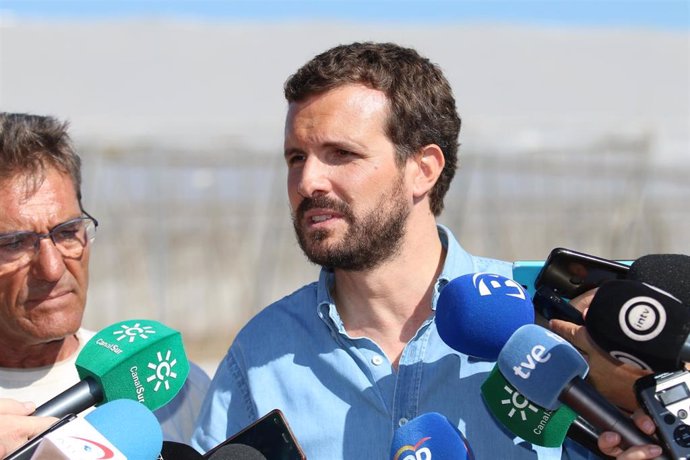 El presidente nacional del PP, Pablo Casado, atiende a los medios después de la visita a las zonas de invernaderos afectadas por las riadas en Almería.