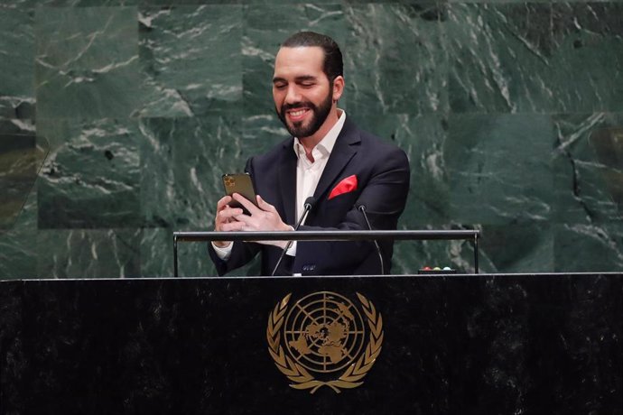 El presidente de El Salvador, Nayib Bukele, se hace un 'selfie' en la Asamblea General de la ONU