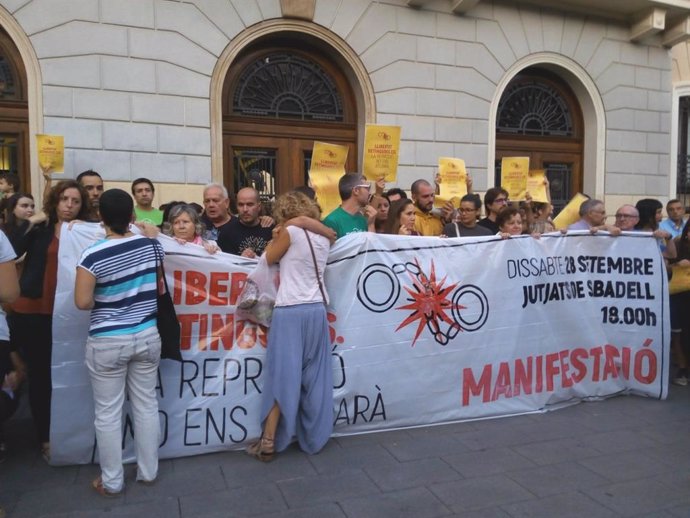 Manifestantes concentrados en Sabadell (Barcelona) para protestar contra el encarcelamiento de los siete CDR este jueves