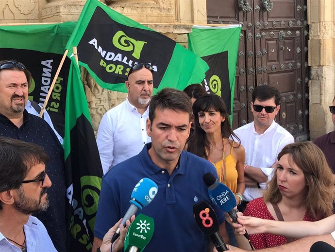 El coordinador nacional de AxSí, Joaquín Bellido, atiende a los medios