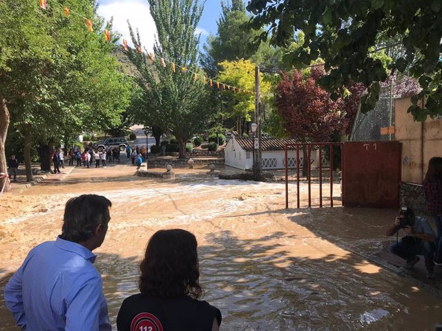 La presidenta de la Comunidad de Madrid, Isabel Díaz Ayuso, y el consejero de Justicia, Enrique López, contemplan las inundaciones de Villar del Olmo