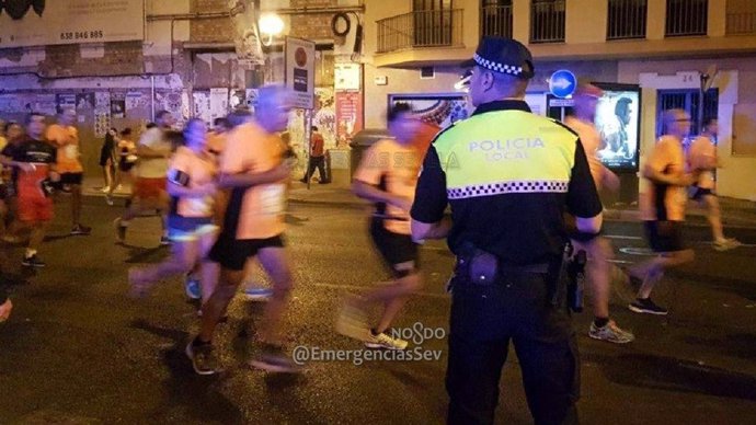 Un policía local durante la celebración de la Nocturna de Sevilla