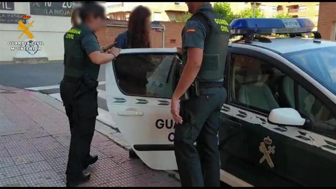 Detención por la Guardia Civil de la acusada, que en catorce días llegó a sustraer objetos por valor de mil euros