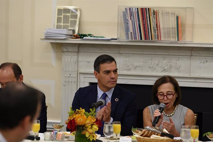 El presidente del Gobierno en funciones, Pedro Sánchez, sigue la intervención de la presidenta de The Americas Society and Council of the Americas, Susan Segal, durante el desayuno de trabajo en el que ha participado.