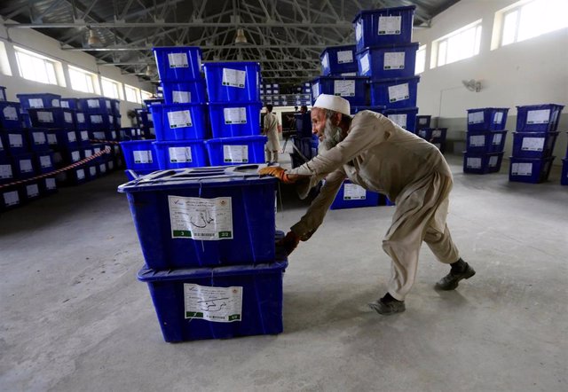 Un trabajador de la comisión electoral afgana lleva urnas y material electoral para ser enviado a colegios electorales