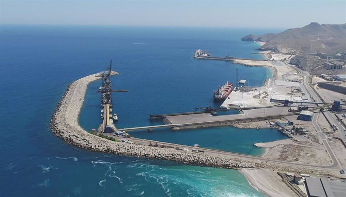Almería.-Puertos.-El Puerto movió entre enero y julio casi 369.000 toneladas de tráfico ro-ro, un 206% más que en 2018 