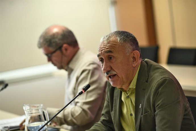 El secretario general de UGT, Pepe Álvarez. Al fondo, el líder de CC.OO., Unai Sordo