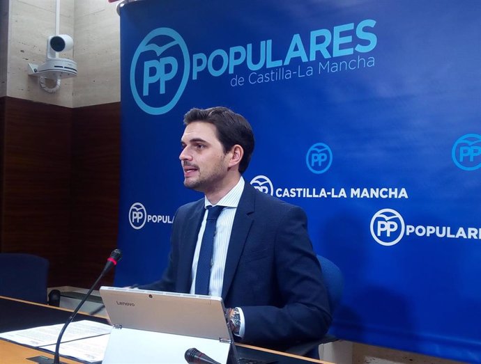 El vicesecretario de Comunicación del PP regional, Santiago Serrano, en rueda de prensa en las Cortes.