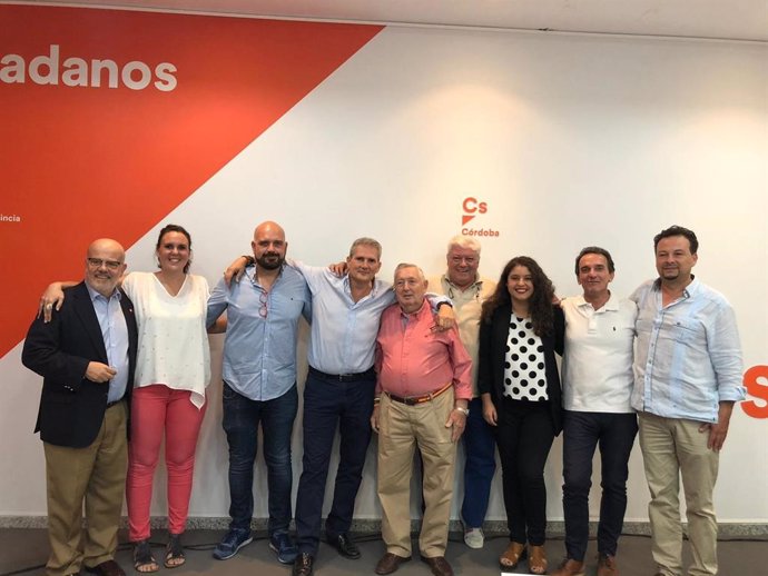 La nueva junta directiva de la agrupación local de Ciudadanos en Córdoba liderada por Pedro Montero.