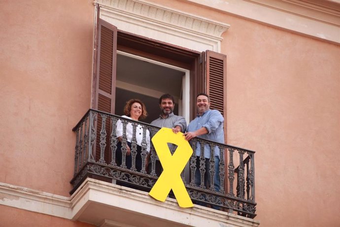 Diputats de MÉS per Mallorca amb el lla groc a la faana del Parlament Balear