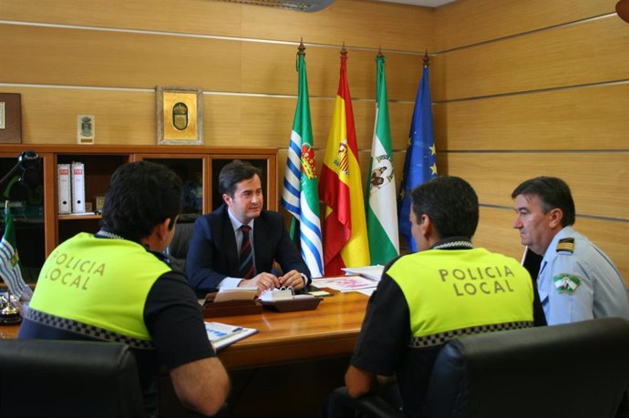 El alcalde de El Ejido, Francisco Góngora (PP), se reúne con agentes de Policía Local en 2011