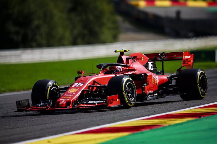 Charles Leclerc pilotando el Ferrari