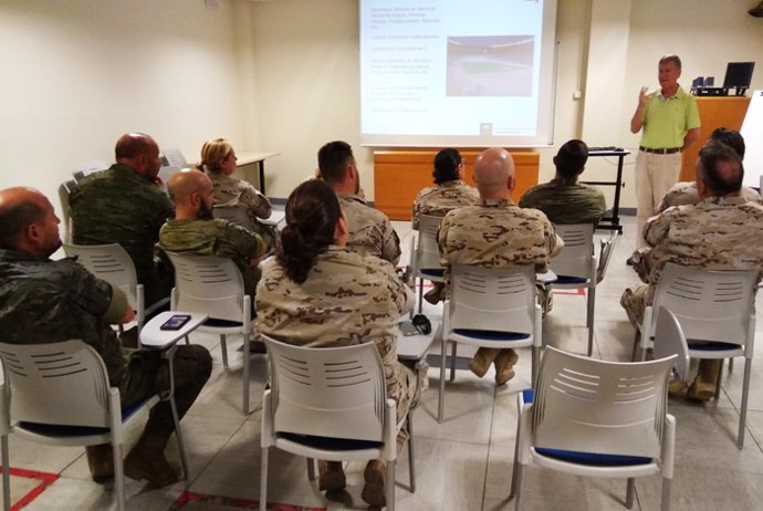 Nota Epes 061: El 061 Imparte Formación En Primeros Auxilios Y Uso Del Desfibrilador A Militares Andaluces