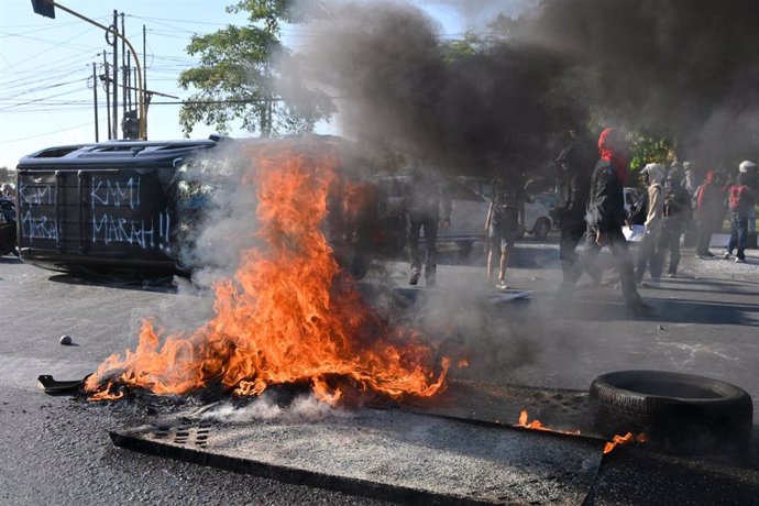 Detrozos tras las protetstas en Indonesia