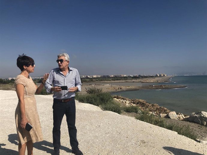 La subdelegada del Gobierno, María Gámez, y el jefe de la Demarcación de Costas Andalucía-Mediterráneo, Ángel González Castiñeira.