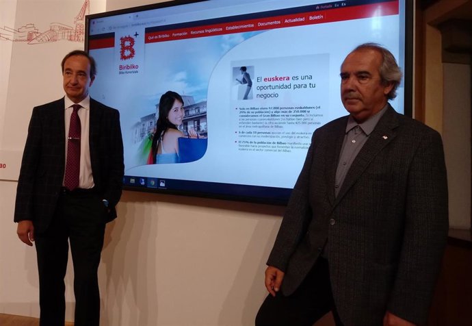 El presidente de la Plataforma del Comercio Urbano BilbaoDendak, Rafael Gardeazabal,y el concejal de Euskera y Educación del Ayuntamieto de Bilbao, en la presentación de un programa de cursos para comerciantes.