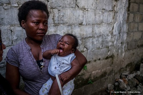 Una madre con su bebé de la caravana centroamericana de migrantes