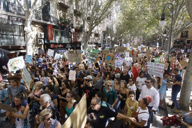Manifestación estudiantil en Palma de Mallorca por la huelga mundial por el clima