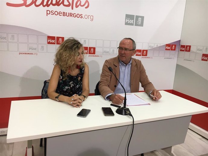 Blanca Carpintero, secretaria de Política Municipal del PSOE burgalés, y Pedro Alonso, secretario de Organización de la Comisión Ejecutiva Municipal del PSOE de Burgos.