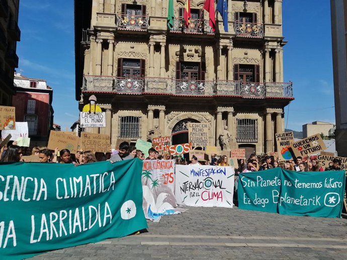 Cientos de personas se concentran en Pamplona para reclamar medidas contra el ca