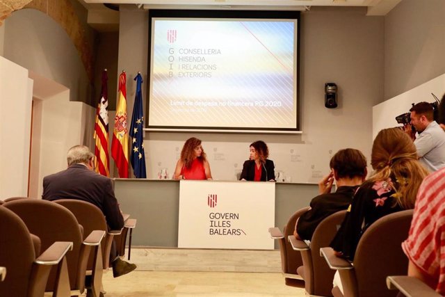 La consellera de Hacienda y Relaciones Exteriores, Rosario Sánchez, y la portavoz del Govern, Pilar Costa, en rueda d prensa