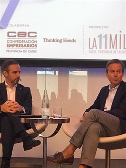 El consejero de Hacienda, Juan Bravo, y Alberto García Valera, socio director de EY en Andalucía, en el encuentro sobre fiscalidad celebrado este viernes en Cádiz.