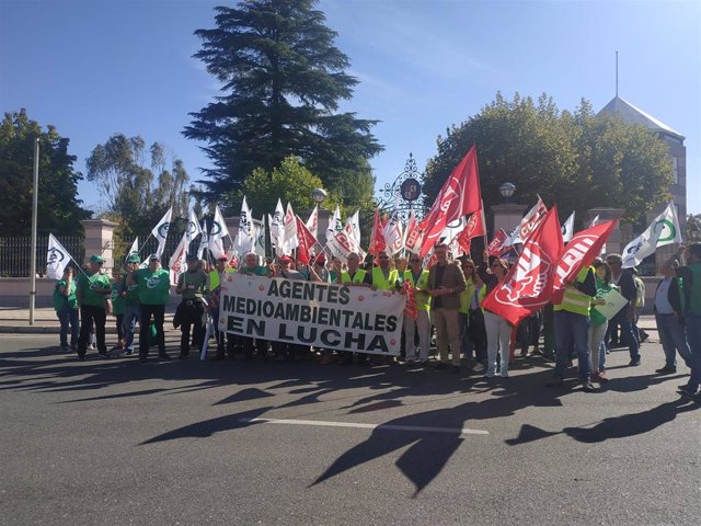 Agentes medioambientales de CyL se manifiestan en Valladolid para reclamar medidas de seguridad en el desempeño de su trabajo.