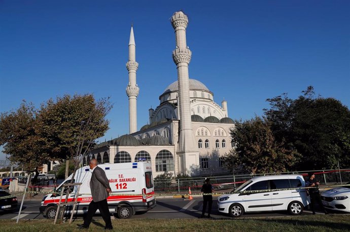 Ambulancias y vehículos policiales tras el terremoto en Estambul