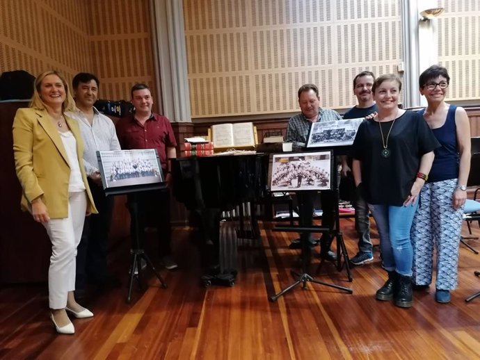 La alcaldesa de Barakaldo, Amaia Del Campo, recibe la donación del legado de Juan Esteve para el archivo municipal, por parte de la familia del antiguo director de la Banda de Música