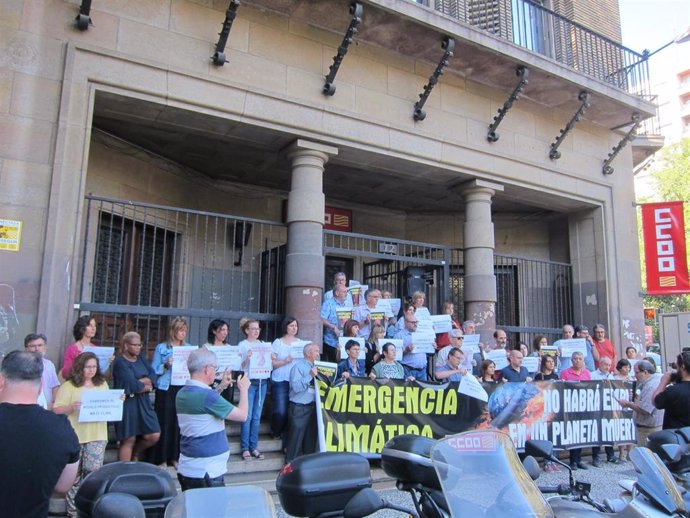 Concentración ante la sede de CCOO Aragón para reclamar medidas ante la 'Emergencia climática'.
