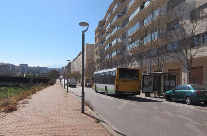 Un autobús urbano de Jaén circula por el Bulevar.