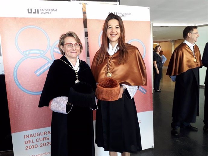 La consellera de Universidades, Carolina Pascual, junto a la rectora de la UJI, Eva Alcón