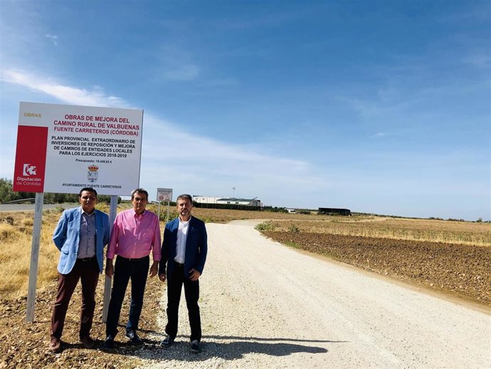 Sánchez (dcha.) visita el camino 'De Valbuenas'
