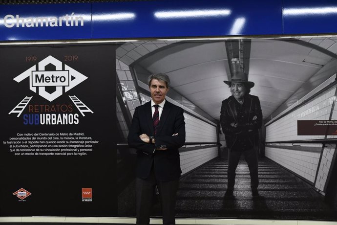 Imagen de archivo del consejero de Transportes Comunidad de Madrid, Ángel Garrido, posa en la Estación de Metro de Chamartín  con motivo del centenario de Metro. 