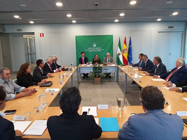 Reunión de la consejera de Fomento, Infraestructuras y Ordenación del Territorio, Marifrán Carazo, con la plataforma #SevillaYA.