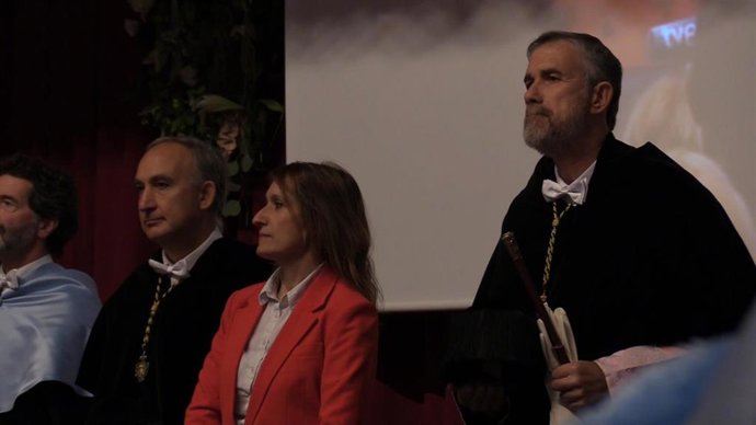 Rocío Lucas, consejera de Educación, y a su derecha Manuel Pérez Mateos, rector de la Universidad de Burgos.