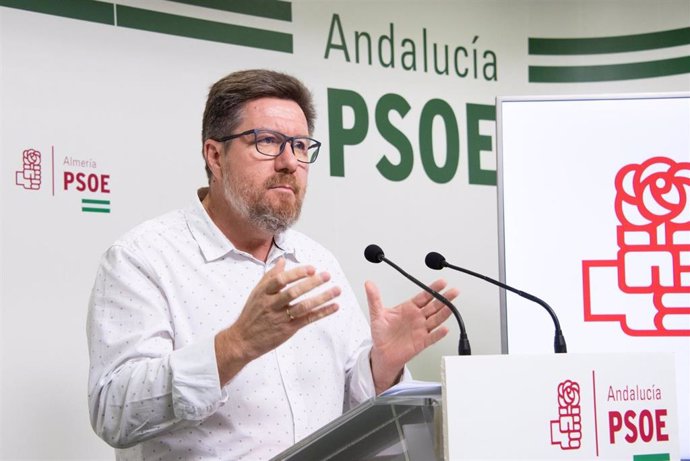 El portavoz adjunto del Grupo Parlamentario Socialista, Rodrigo Sánchez Haro, durante la rueda de prensa