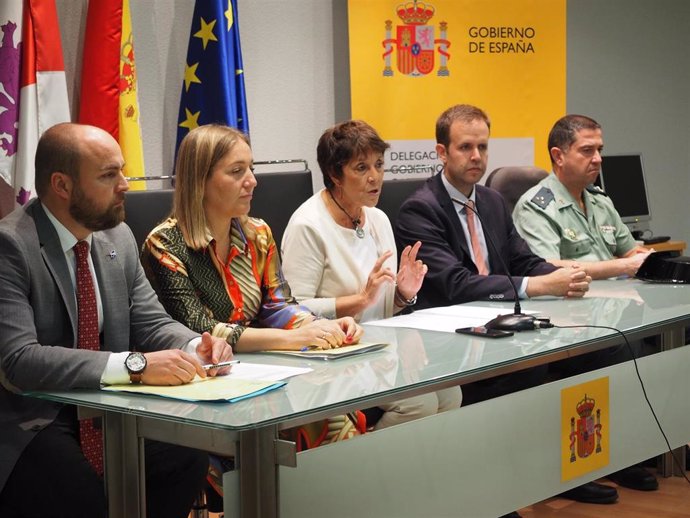La delegada del Gobierno, Mercedes Martín, presenta una campaña de la DGT en la Subdelegación de Gobierno de Ávila.