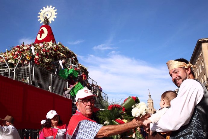 Participantes en la ofrenda de flores a la Virgen del Pilar en Zaragoza