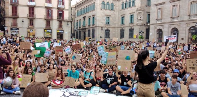 Estudiantes califican de "éxito" la jornada de huelga por el clima: "Es un gran 
