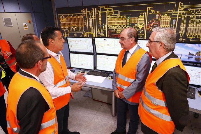 El presidente del Gobierno de Aragón, Javier Lambán, durante su visita a la empesa Agropienso