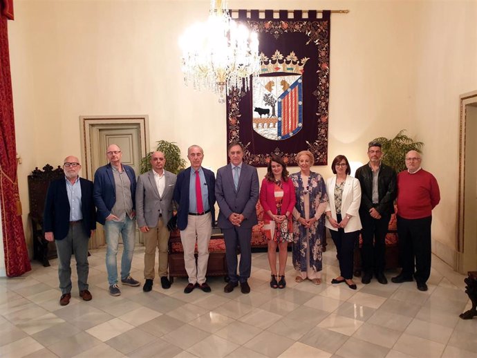 El alcalde de Salamanca (centro) junto a miembros de los jurados de poesía y novela del premio 'Ciudad de Salamanca'.