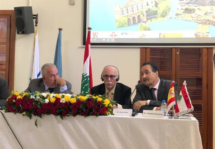 El catedrático de la UJA Arturo Ruiz (c) en las jornadas sobre fenicios e íberos.