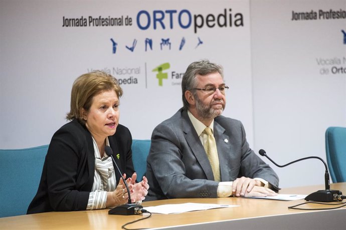 Carmen Mijimolle, Vocal Nacional de Ortopedia del Consejo General de Colegios Oficiales de Farmacéuticos, y Miguel Ángel Valero, director del CEAPAT.