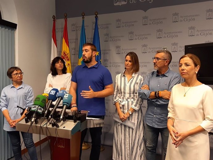 Grupos de la oposicion y el presidente de la Federación vecinal, Adrián Arias, en rueda de prensa en el Ayuntamiento de Gijón