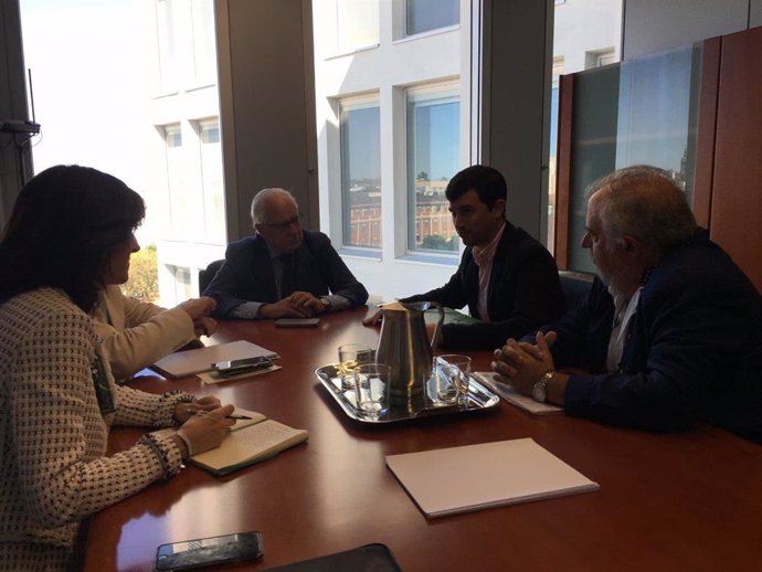 Reunión entre el viceconsejero, Jaime Raynaud, y el alcalde de Constantina, Rubén Rivera