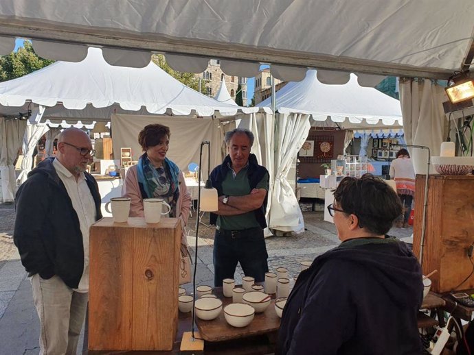 Susana Traveí visita la XL Feria de Artesanía de León que ha comenzado este viernes.